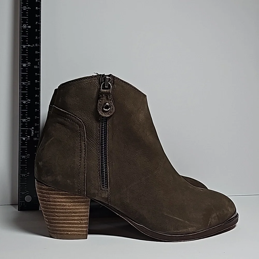 Diba True Swing Brown Leather Ankle Boots Side Zip Block Heel 8.5 NWOT Western
